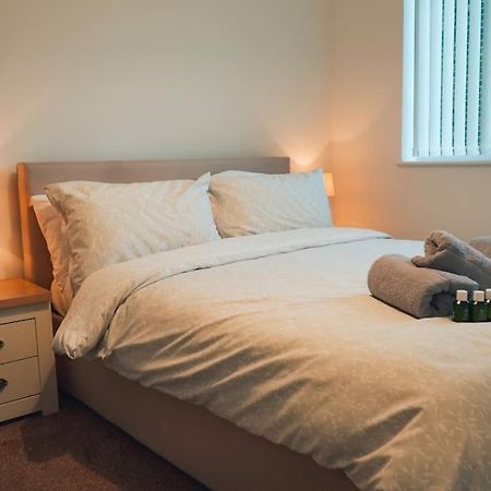 Modern 2 Bed Apartment Near City Centre 첼름스퍼드 외부 사진