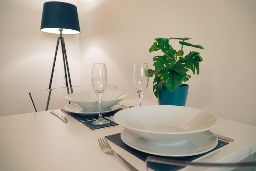 Modern 2 Bed Apartment Near City Centre 첼름스퍼드 외부 사진