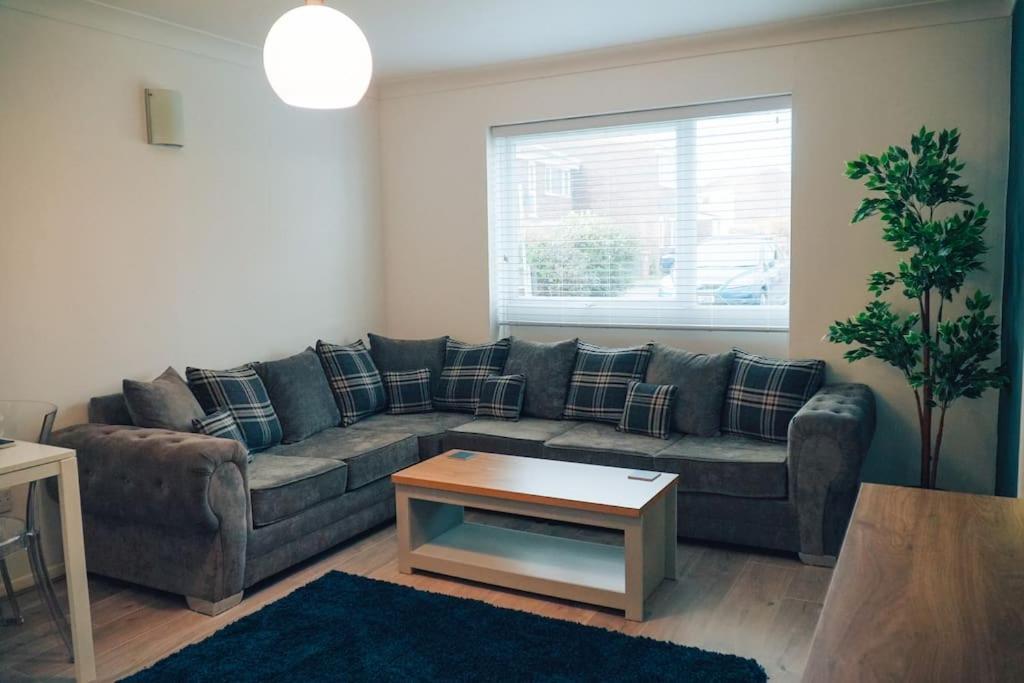 Modern 2 Bed Apartment Near City Centre 첼름스퍼드 외부 사진