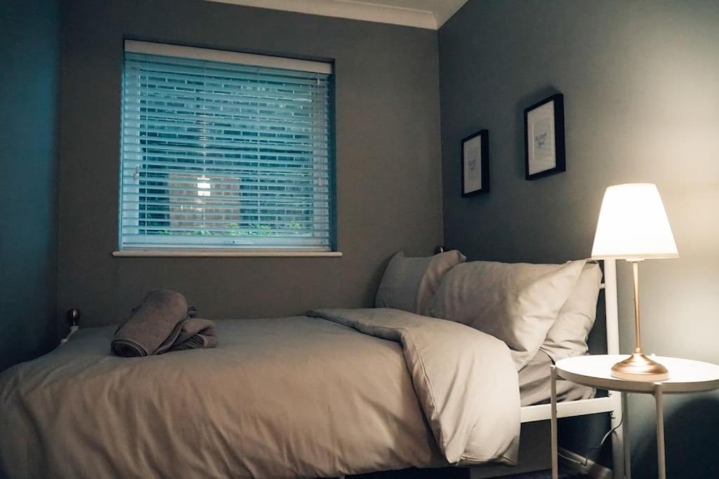 Modern 2 Bed Apartment Near City Centre 첼름스퍼드 외부 사진