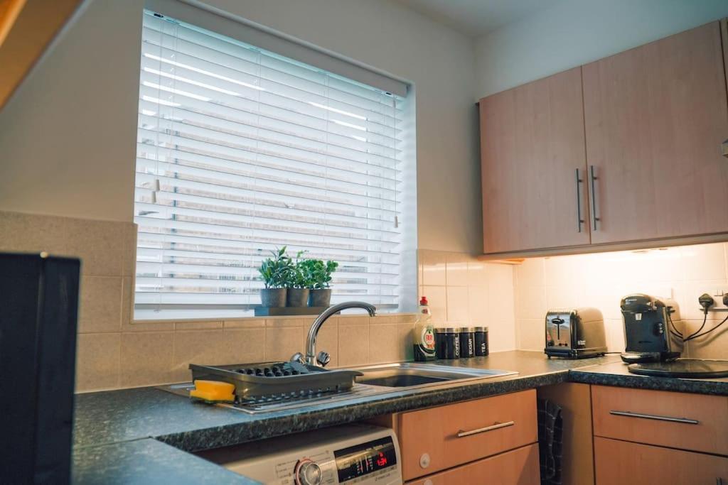 Modern 2 Bed Apartment Near City Centre 첼름스퍼드 외부 사진