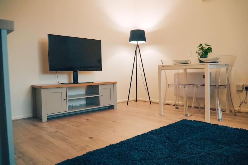 Modern 2 Bed Apartment Near City Centre 첼름스퍼드 외부 사진