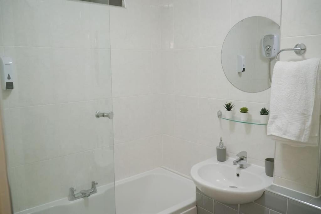 Modern 2 Bed Apartment Near City Centre 첼름스퍼드 외부 사진